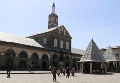 Diyarbakır'da sıcak havada tarihi mekanlar boş kaldı; cami içleri dolu