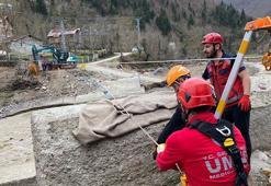 Köprü su altında kalınca hasta halatlı düzenekle dereden geçirildi