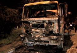 Esenyurt'ta kundaklanan 2 vidanjör alev alev yandı