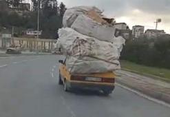 Karton çuvallarını otomobilinin üzerinde taşıdı
