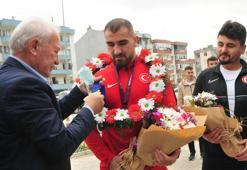 Avrupa Şampiyonu güreşçi Aktürk, Lapseki’de törenle karşılandı