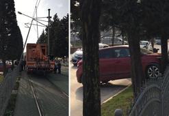 Otomobil tramvay hattındaki elektrik direğine çarptı, seferler aksadı