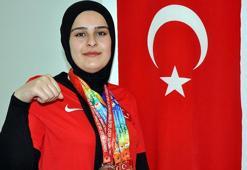 Muş'un tek bilek güreşi sporcusu Funda milli takıma girmeyi başardı
