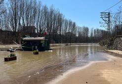 Bartın Irmağı eriyen kar sularıyla yükseldi; piknik alanı su altında kaldı