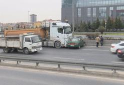Hafriyat kamyonunun çarpıp sürüklediği otomobil sürücüsü ölümden döndü