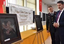 Kanserden kaybettiği eşi adına açtığı rölyef sergisinde ilk alıcı vali oldu