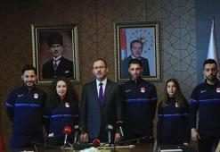 Bakan Kasapoğlu, milli kayakçılarla bir araya geldi