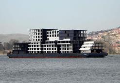 İstanbul Boğazı'ndan 'apartman' geçti