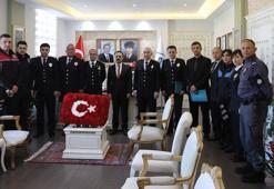 Seher öğretmeni 30 saat sonra yaralı bulan polislere başarı belgesi