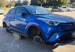 Park halindeki otomobilin lastiklerini jantlarıyla birlikte çaldılar