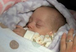 Üçüz kardeşlerden Nisa bebek, yüzde 10 yaşama şansına rağmen hayata tutundu