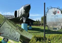 Şehit pilotun adının verildiği parktaki savaş uçağına yazılan yazılara tepki