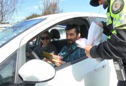 Polis sürücülere trafik kuralları hakkında broşür dağıttı
