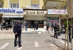 Kuyumcuya girip, iş yeri ortağını göğsünden vurdular