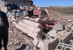 Van'da kuvvetli rüzgarda garaj duvarı 2 traktörün üzerine yıkıldı