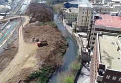 Marmara Denizi'ne dökülen Ayamama deresi mavi ve siyah akıyor