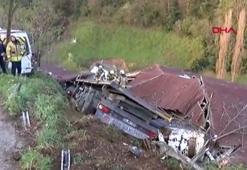 Sarıyer'de gecekondu üzerine demir yüklü tır devrildi