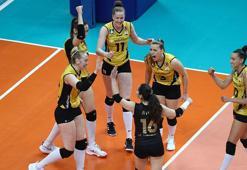 AXA Sigorta Kupa Voley’de ilk finalist VakıfBank oldu