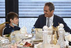 Bakan Özer, yetim çocuklarla iftar yaptı