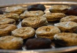 Yenilebilir altınla kaplanan kayısı, kilosu 10 bin liraya satılıyor