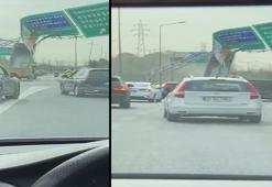 Seyrantepe'de damperi açık hafriyat kamyonu yön tabelasına çarptı