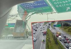 Seyrantepe'de damperi açık hafriyat kamyonu yön tabelasına çarptı