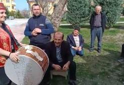 Çorum’da davulcu Hatice mani söyleyip bahşiş topladı