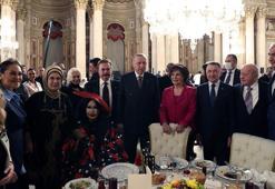 Cumhurbaşkanı Erdoğan, sanatçılarla iftar programında buluştu