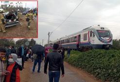 Tren hemzemin geçitte otomobile çarptı: Baba ve oğlu yaralı