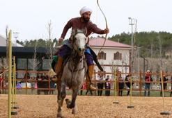 Geleneksel atlı okçuluk gösterisi ilgiyle izlendi