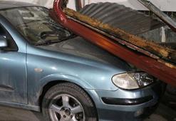 Sivas'ta kuvvetli rüzgar çatıları uçurdu, araçlar hasar gördü