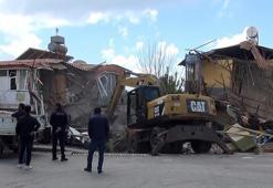 Side'de, sit alanında kalan tek yıldızlı otel yıkıldı