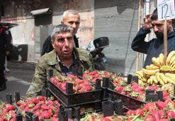 Seyyar satıcı, sokağa dönüş yapamayan araç sürücüsü tarafından darbedildi