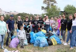 Ukraynalılar ve Ruslar Antalya'da birlikte çöp topladı, barış mesajı verdi