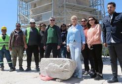 'Patara'nın yunusu', gömüldüğü yerden 10 yıl sonra çıkarıldı