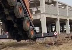 İnşaata malzeme çıkarılan vinç, ağırlığı taşıyamayınca devrildi