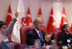 Bakan Akar, şehit ve gazi çocuklarıyla bir araya geldi