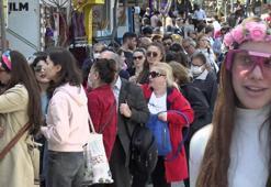 Büyükada'da metrelerce elektrikli araç kuyruğu oluştu