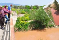 Nif Çayı kırmızı aktı; çiftçi tedirgin oldu