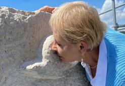 Prof. Dr. Işık'tan Patara Deniz Feneri'ne yerleştirilen yunus kabartmalı taşa öpücüklü veda