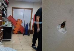 Ölen hastanın yakınları sağlık çalışanlarına saldırdı; polisin belinden alınmaya çalışılan tabanca ateş aldı