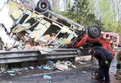 Sarıyer'de kamyonet devrildi; 3 yaralı