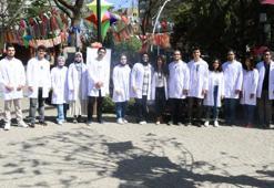 Hacettepeli tıp öğrencilerinden önlüklü çevre temizliği