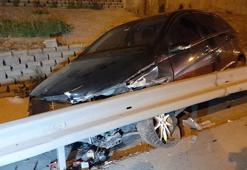 TEM Otoyolu'nda bariyerlere çarpan otomobil, su tahliye kanalına girdi