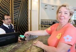 Rus turistler Antalya'da Mir kart kullanıyor