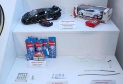 Hücre evinden çıkan oyuncak polis arabaları