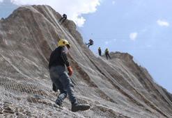 Kaya düşen dağları çelikle örüyorlar