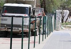 Arsalarından geçen yolun bir bölümünü tel örgüyle kapattılar