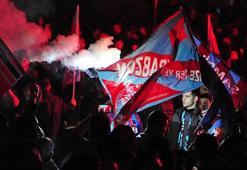 Trabzonspor taraftarı, şampiyonluğu meydanlarda kutluyor