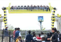 Bayramın tadını çıkarmak isteyen aileler çocuklarıyla eğlence merkezine akın etti